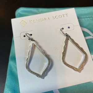 EUC Kendra Scott Sophia Drop Earrings Silver